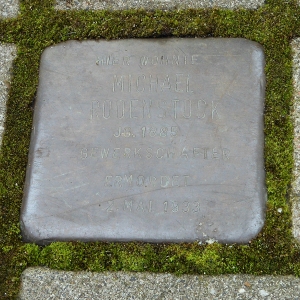 Die Inschrift auf dem Stein an der Ginsterstraße 14 ist wie wegpoliert und kaum noch zu entziffern: „Hier wohnte Michael Rodenstock Jg. 1885 Gewerkschafter ermordet 2. Mai 1933“. Foto: Petra Grünendahl.