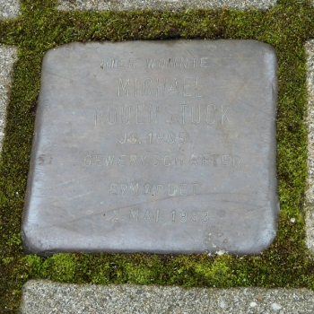 Die Inschrift auf dem Stein an der GinsterstraÃe 14 ist wie wegpoliert und kaum noch zu entziffern: âHier wohnte Michael Rodenstock Jg. 1885 Gewerkschafter ermordet 2. Mai 1933â. Foto: Petra GrÃ¼nendahl.