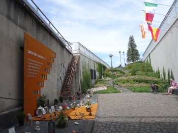 Die Stahltafel wurde gestiftet von HKM und ThyssenKrupp Steel Europe: GedenkstÃ¤tte fÃ¼r die Opfer der Loveparade 2010 im Juli 2015. Foto: Petra GrÃ¼nendahl.